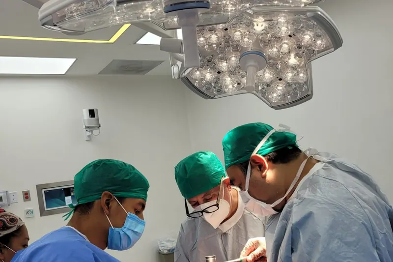 Equipo quirúrgico realizando reemplazo articular de cadera