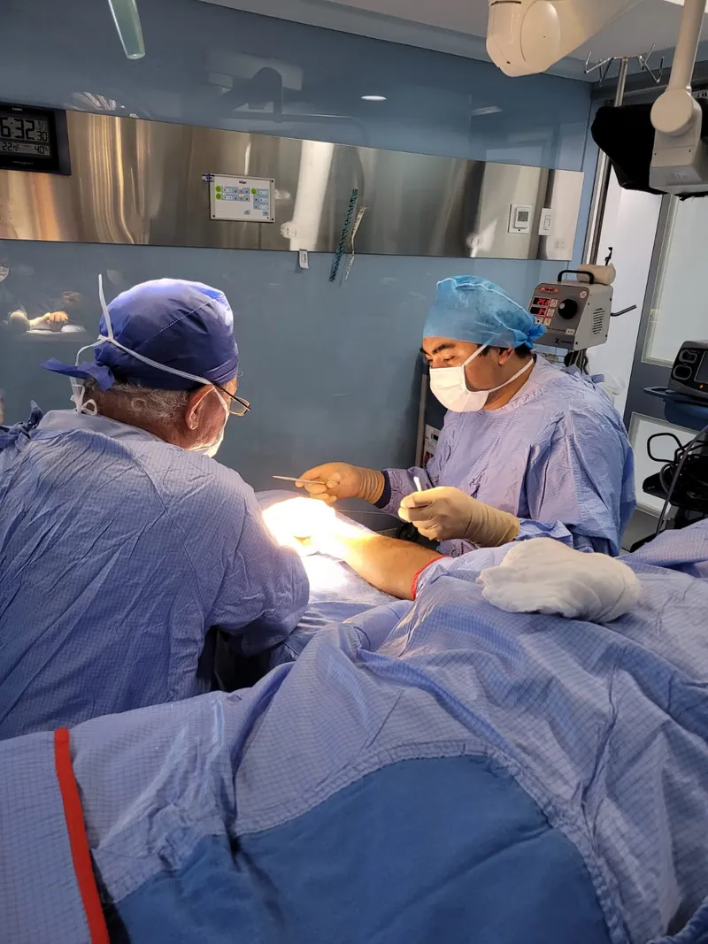 Equipo quirúrgico durante procedimiento ortopédico
