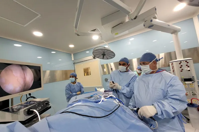 Cirugía de rodilla con dos especialistas en quirófano